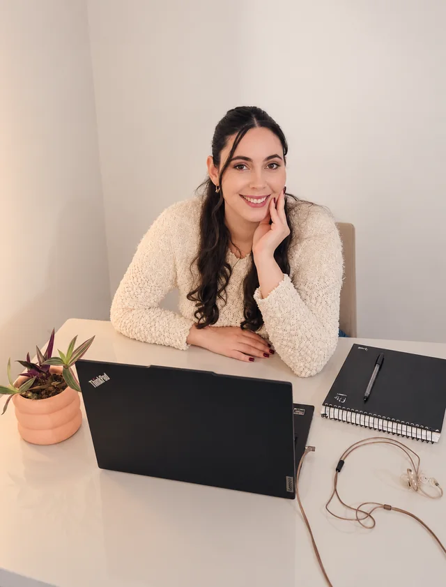 Jheniffer Lorraine trabalhando em seu notebook